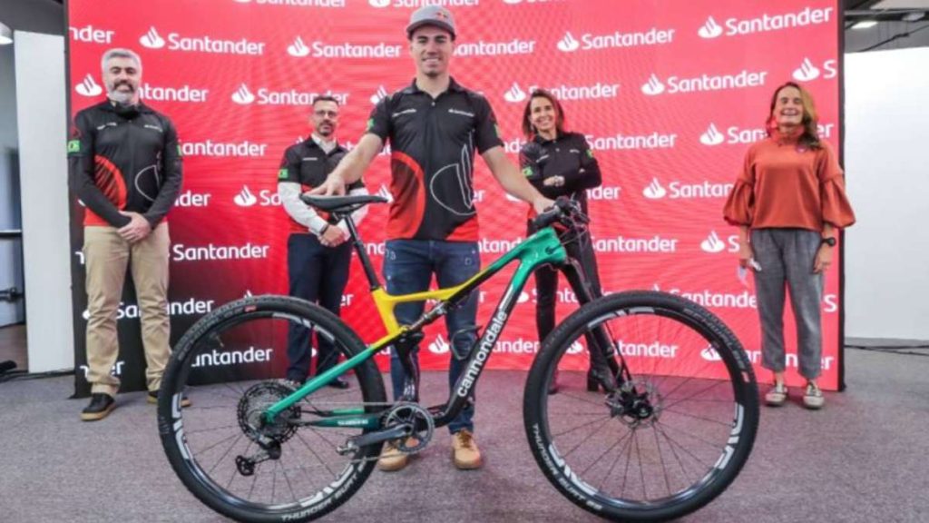 Henrique Avancini com sua bicicleta Scapel na apresentação junto com o Santander