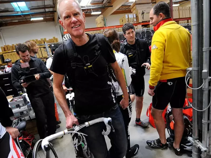 0-fundador-specialized-Mike Sinyard-segurando-bike
